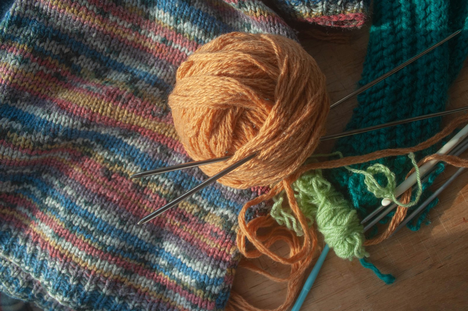 Пряжа и спицы на столе